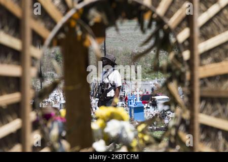 Personne debout devant un immeuble du cimetière de Valle de Chalco, au Mexique, sur 10 juillet 2020. Depuis la crise sanitaire générée par la COVID-19, dans le cimetière municipal de Valle de Chalco, les scènes quotidiennes n'ont été perturbées que par l'utilisation de masques buccaux sur les parents et les musiciens qui déconsidèrent le défunt avec des chansons. Certains cercueils sont enveloppés dans du plastique par des protocoles de maisons funéraires. (Photo par Cristian Leyva/NurPhoto) Banque D'Images