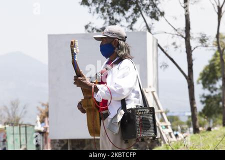 Une personne portant un panneau au cimetière de Valle de Chalco, au Mexique, sur 10 juillet 2020. Depuis la crise sanitaire générée par la COVID-19, dans le cimetière municipal de Valle de Chalco, les scènes quotidiennes n'ont été perturbées que par l'utilisation de masques buccaux sur les parents et les musiciens qui déconsidèrent le défunt avec des chansons. Certains cercueils sont enveloppés dans du plastique par des protocoles de maisons funéraires. (Photo par Cristian Leyva/NurPhoto) Banque D'Images