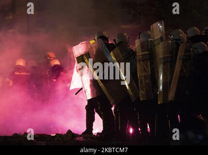 Des manifestants se réunissent devant le Parlement serbe lors d'une manifestation contre un confinement prévu pour la capitale ce week-end pour stopper la propagation du coronavirus, et également contre le président Aleksandar Vucic et son gouvernement à Belgrade, en Serbie, à 10 juillet 2020. (Photo par Nikola Krstic/NurPhoto) Banque D'Images