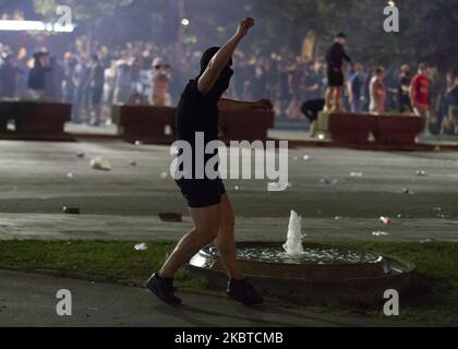 Des manifestants se réunissent devant le Parlement serbe lors d'une manifestation contre un confinement prévu pour la capitale ce week-end pour stopper la propagation du coronavirus, et également contre le président Aleksandar Vucic et son gouvernement à Belgrade, en Serbie, à 10 juillet 2020. (Photo par Nikola Krstic/NurPhoto) Banque D'Images