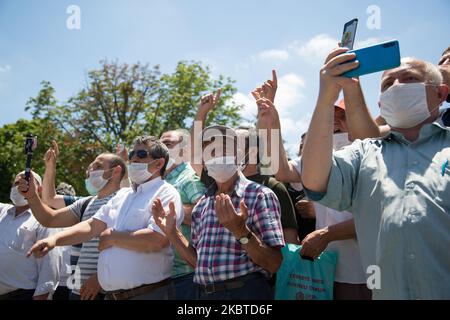 Les gens se rassemblent près de la célèbre basilique Sainte-Sophie d'Istanbul sur 11 juillet 2020, à Istanbul, en Turquie. Le plus haut tribunal administratif de Turquie a décidé d'annuler un décret de 1934 qui a transformé l'historique Sainte-Sophie en musée. La décision controversée ouvre la voie à la reconversion de la structure en mosquée après 85 ans. (Photo de Fayed El-Geziry/NurPhoto) Banque D'Images