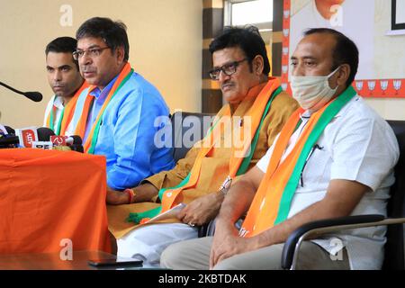 Le président du parti Rajasthan, M. Satish Poonia, et le dirigeant principal du parti, M. Rajendra Rathore, ont pris la parole devant les médias au cours d'une conférence de presse, au bureau du BJP à Jaipur, au Rajasthan, en Inde, sur 11 juillet 2020. (Photo de Vishal Bhatnagar/NurPhoto) Banque D'Images