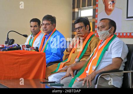 Le président du parti Rajasthan, M. Satish Poonia, et le dirigeant principal du parti, M. Rajendra Rathore, ont pris la parole devant les médias au cours d'une conférence de presse, au bureau du BJP à Jaipur, au Rajasthan, en Inde, sur 11 juillet 2020. (Photo de Vishal Bhatnagar/NurPhoto) Banque D'Images