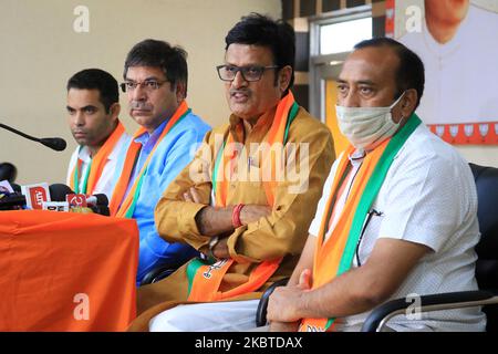 Le président du parti Rajasthan, M. Satish Poonia, et le dirigeant principal du parti, M. Rajendra Rathore, ont pris la parole devant les médias au cours d'une conférence de presse, au bureau du BJP à Jaipur, au Rajasthan, en Inde, sur 11 juillet 2020. (Photo de Vishal Bhatnagar/NurPhoto) Banque D'Images