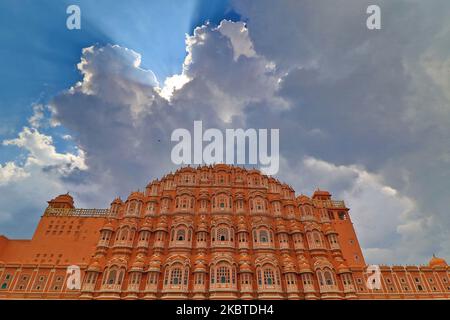 Les nuages se rassemblent dans le ciel au-dessus de l'historique Hawa Mahal pendant la saison de la mousson, à Jaipur, Rajasthan, Inde, sur 11 juillet, 2020. (Photo de Vishal Bhatnagar/NurPhoto) Banque D'Images