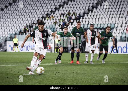 Juventus en avant Cristiano Ronaldo (7) marque son but du faire 2-2 d'un coup de pénalité pendant la série Un match de football n.32 JUVENTUS - ATALANTA sur 11 juillet 2020 au stade Allianz à Turin, Piémont, Italie. (Photo de Matteo Bottanelli/NurPhoto) Banque D'Images