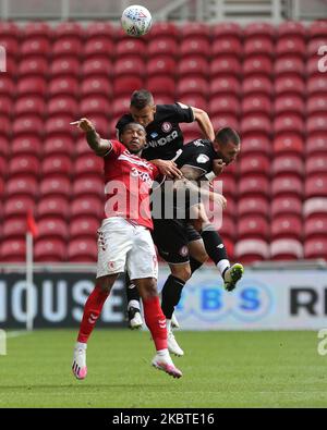 Assombalonga, Britannique de Middlesbrough, conteste un titre avec Jack Hunt de Bristol City pendant le match de championnat de pari de ciel entre Middlesbrough et Bristol City au stade Riverside, Middlesbrough, Angleterre, on 11 juillet 2020 (photo de Mark Fletcher/MI News/NurPhoto) Banque D'Images