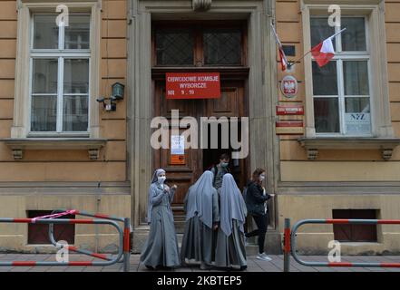 Les religieuses arrivent au bureau de vote pour voter lors de l'élection présidentielle de 2020 à Cracovie, entre le président sortant conservateur Andrzej Duda et le maire de Varsovie plus libéral Rafal Trzaskowski. Sur 12 juillet 2020, à Cracovie, petite Pologne Voivodeship, Pologne. (Photo par Artur Widak/NurPhoto) Banque D'Images