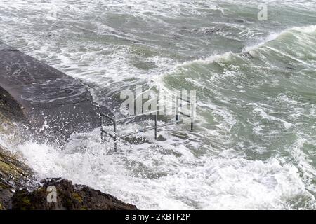 Ondes de tempête se brisant au-dessus des défenses de la mer. Tragumna, West Cork, Irlande Banque D'Images