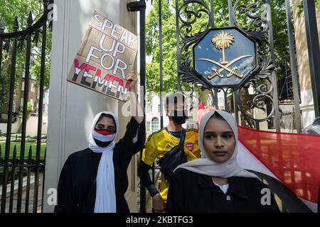 Des manifestants se rassemblent devant l'ambassade d'Arabie Saoudite dans le centre de Londres pour protester contre le conflit en cours au Yémen le 12 juillet 2020 à Londres, en Angleterre. Le Royaume-Uni est sur le point de reprendre les ventes d'armes à l'Arabie saoudite, qui ont été suspendues l'année dernière après une contestation judiciaire lancée par des militants, malgré les inquiétudes qu'ils pourraient être utilisés contre des civils au Yémen et donc en violation du droit international humanitaire. (Photo de Wiktor Szymanowicz/NurPhoto) Banque D'Images