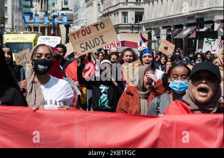 Les manifestants défilent à l'ambassade d'Arabie saoudite dans le centre de Londres pour protester contre le conflit en cours au Yémen le 12 juillet 2020 à Londres, en Angleterre. Le Royaume-Uni est sur le point de reprendre les ventes d'armes à l'Arabie saoudite, qui ont été suspendues l'année dernière après une contestation judiciaire lancée par des militants, malgré les inquiétudes qu'ils pourraient être utilisés contre des civils au Yémen et donc en violation du droit international humanitaire. (Photo de Wiktor Szymanowicz/NurPhoto) Banque D'Images