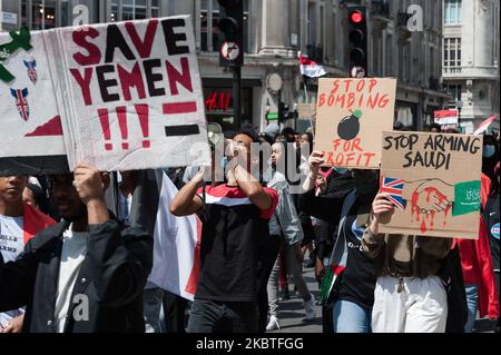 Les manifestants défilent à l'ambassade d'Arabie saoudite dans le centre de Londres pour protester contre le conflit en cours au Yémen le 12 juillet 2020 à Londres, en Angleterre. Le Royaume-Uni est sur le point de reprendre les ventes d'armes à l'Arabie saoudite, qui ont été suspendues l'année dernière après une contestation judiciaire lancée par des militants, malgré les inquiétudes qu'ils pourraient être utilisés contre des civils au Yémen et donc en violation du droit international humanitaire. (Photo de Wiktor Szymanowicz/NurPhoto) Banque D'Images