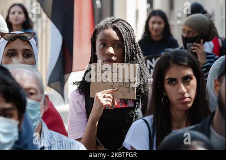 Des manifestants se rassemblent devant l'ambassade d'Arabie Saoudite dans le centre de Londres pour protester contre le conflit en cours au Yémen le 12 juillet 2020 à Londres, en Angleterre. Le Royaume-Uni est sur le point de reprendre les ventes d'armes à l'Arabie saoudite, qui ont été suspendues l'année dernière après une contestation judiciaire lancée par des militants, malgré les inquiétudes qu'ils pourraient être utilisés contre des civils au Yémen et donc en violation du droit international humanitaire. (Photo de Wiktor Szymanowicz/NurPhoto) Banque D'Images