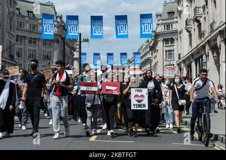 Les manifestants défilent à l'ambassade d'Arabie saoudite dans le centre de Londres pour protester contre le conflit en cours au Yémen le 12 juillet 2020 à Londres, en Angleterre. Le Royaume-Uni est sur le point de reprendre les ventes d'armes à l'Arabie saoudite, qui ont été suspendues l'année dernière après une contestation judiciaire lancée par des militants, malgré les inquiétudes qu'ils pourraient être utilisés contre des civils au Yémen et donc en violation du droit international humanitaire. (Photo de Wiktor Szymanowicz/NurPhoto) Banque D'Images