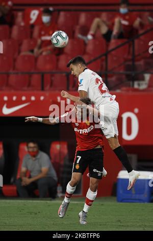 Alejandro Pozo de Majorque et Sergio Reguilon de Séville se disputent le ballon pendant le match de la Ligue entre le FC Séville et le RCD Mallorca à l'Estadio Ramon Sanchez Pizjuan sur 12 juillet 2020 à Séville, Espagne. (Photo de Jose Breton/Pics action/NurPhoto) Banque D'Images