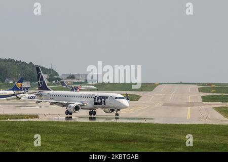 PLL LOT SP-LNM Embraer E195LR le transport en taxi est vu à l'aéroport Gdansk Lech Walesa à Gdansk, Pologne, le 20 juin 2020 (photo de Michal Fludra/NurPhoto) Banque D'Images