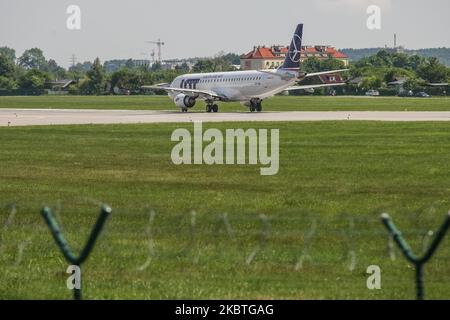 PLL LOT SP-LNM Embraer E195LR le transport en taxi est vu à l'aéroport Gdansk Lech Walesa à Gdansk, Pologne, le 20 juin 2020 (photo de Michal Fludra/NurPhoto) Banque D'Images