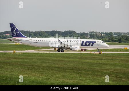 PLL LOT SP-LNM Embraer E195LR le transport en taxi est vu à l'aéroport Gdansk Lech Walesa à Gdansk, Pologne, le 20 juin 2020 (photo de Michal Fludra/NurPhoto) Banque D'Images