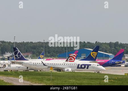 PLL LOT SP-LNM Embraer E195LR le transport en taxi est vu à l'aéroport Gdansk Lech Walesa à Gdansk, Pologne, le 20 juin 2020 (photo de Michal Fludra/NurPhoto) Banque D'Images