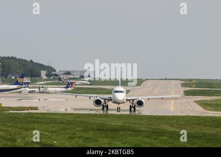 PLL LOT SP-LNM Embraer E195LR le transport en taxi est vu à l'aéroport Gdansk Lech Walesa à Gdansk, Pologne, le 20 juin 2020 (photo de Michal Fludra/NurPhoto) Banque D'Images