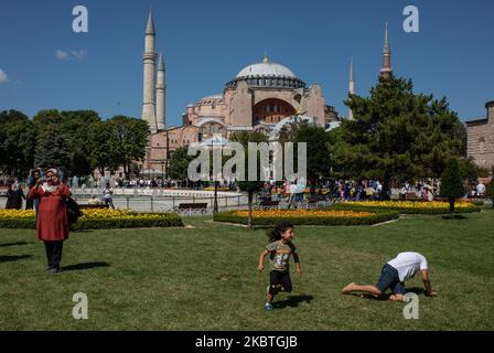 Personnes visitant Sainte-Sophie vue sur 13 juillet 2020 à Istanbul, Turquie. Le Conseil d'État, le plus haut organe administratif de la Turquie, a révoqué le statut de musée de Sainte-Sophie au sixième siècle, ouvrant la voie à son retour en mosquée. Le président a annoncé sa décision vendredi après la décision du tribunal, et le monument a été fermé depuis, mais les gens visitent maintenant le site et prennent des photos. - La basilique Sainte-Sophie a été construite il y a 1 500 ans en tant que cathédrale chrétienne orthodoxe, mais a d'abord été convertie en mosquée après la conquête ottomane, puis en musée. (Photo de ER Banque D'Images