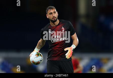 Gianluigi Donnarumma de Milan se réchauffe avant le football série A match SSC Napoli v AC Milan au stade San Paolo de Naples, Italie sur 12 juillet 2020 (photo de Matteo Ciambelli/NurPhoto) Banque D'Images