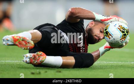 Gianluigi Donnarumma de Milan se réchauffe avant le football série A match SSC Napoli v AC Milan au stade San Paolo de Naples, Italie sur 12 juillet 2020 (photo de Matteo Ciambelli/NurPhoto) Banque D'Images