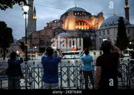 Les citoyens turcs prennent des vidéos de l'azan du Maroc de la mosquée Aya Sofia, qui est devenue une mosquée après la décision d'Erdogan de la restaurer à Istanbul, Turquie, sur 13 juillet 2020. (Photo par Hosam Salem/NurPhoto) Banque D'Images