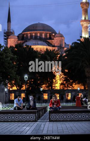 Les citoyens turcs prennent des vidéos de l'azan du Maroc de la mosquée Aya Sofia, qui est devenue une mosquée après la décision d'Erdogan de la restaurer à Istanbul, Turquie, sur 13 juillet 2020. (Photo par Hosam Salem/NurPhoto) Banque D'Images