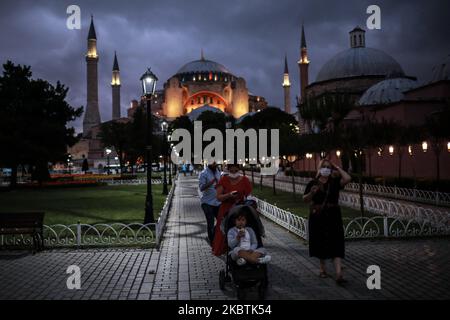 Les citoyens turcs prennent des vidéos de l'azan du Maroc de la mosquée Aya Sofia, qui est devenue une mosquée après la décision d'Erdogan de la restaurer à Istanbul, Turquie, sur 13 juillet 2020. (Photo par Hosam Salem/NurPhoto) Banque D'Images