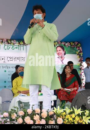 Rajib Banerjee Ministre des forêts de l'État pendant le gouvernement du Bengale occidental célèbre Bonomohotsob 2020 et sauver l'environnement à Howrah, Bengale occidental, Inde sur 14 juillet,2020. (Photo de Debajyoti Chakraborty/NurPhoto) Banque D'Images