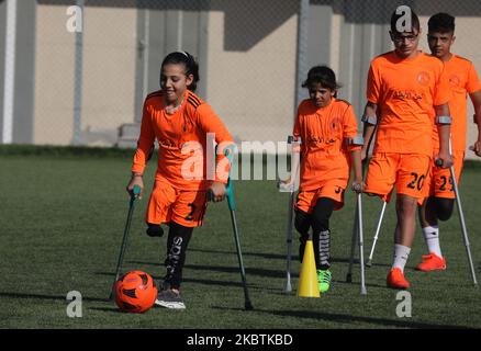 Une fille palestinienne, faisant partie d'une équipe d'amputés dont certains ont perdu des membres dans le feu israélien, Participe à une session de formation au football organisée par le Comité international de la Croix-Rouge (CICR) pour la première fois après que les restrictions à la maladie à coronavirus (COVID-19) ont été assouplies dans le centre de la bande de Gaza 14 juillet 2020. (Photo de Majdi Fathi/NurPhoto) Banque D'Images