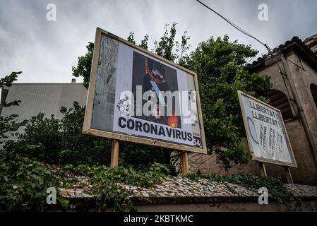 Une affiche anti-monarchiste est apparue à Gérone, en Espagne, sur 14 juillet 2020. Les rois d'Espagne prévoient de visiter les villes de Figueres (Gérone) et Barcelone cette semaine. (Photo par Adria Salido Zarco/NurPhoto) Banque D'Images
