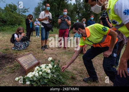 Les gens ont couché des fleurs en l'honneur de l'assassinat du Covid-19 à Gérone, en Espagne, sur 14 juillet 2020. (Photo par Adria Salido Zarco/NurPhoto) Banque D'Images