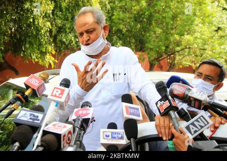 Le ministre en chef du Rajasthan, Ashok Gehlot, s'adresse aux médias après avoir visité le gouverneur de l'État à sa résidence, à Jaipur, Rajasthan, Inde, on 14 juillet, 2020. (Photo de Vishal Bhatnagar/NurPhoto) Banque D'Images