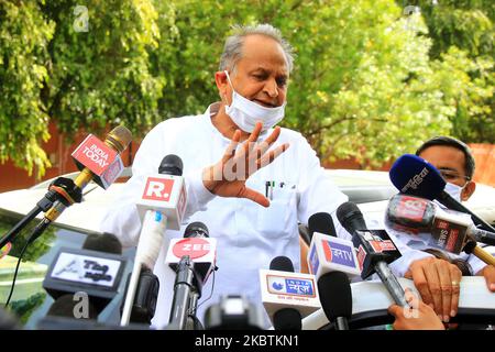 Le ministre en chef du Rajasthan, Ashok Gehlot, s'adresse aux médias après avoir visité le gouverneur de l'État à sa résidence, à Jaipur, Rajasthan, Inde, on 14 juillet, 2020. (Photo de Vishal Bhatnagar/NurPhoto) Banque D'Images