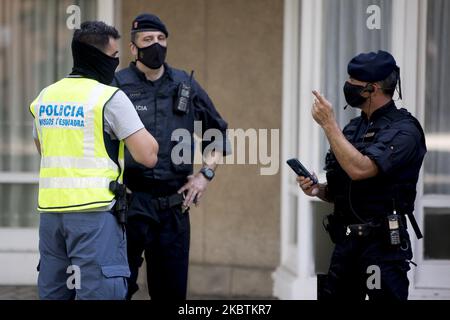 Des membres de la police régionale catalane, Mossos d'Esquadra, se tiennent en garde lors d'une opération de lutte contre le terrorisme à Barcelone, sur 14 juillet 2020. La police catalane, les Mossos d'Esquadra, a arrêté deux personnes. Ce sont les deux principaux objectifs de l'opération, supervisés par le tribunal central d'instruction numéro 6 de la haute Cour espagnole. (Photo par Albert Llop/NurPhoto) Banque D'Images