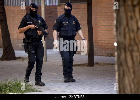 Des membres de la police régionale catalane, Mossos d'Esquadra, se tiennent en garde lors d'une opération de lutte contre le terrorisme à Barcelone, sur 14 juillet 2020. La police catalane, les Mossos d'Esquadra, a arrêté deux personnes. Ce sont les deux principaux objectifs de l'opération, supervisés par le tribunal central d'instruction numéro 6 de la haute Cour espagnole. (Photo par Albert Llop/NurPhoto) Banque D'Images