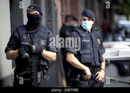 Des membres de la police régionale catalane, Mossos d'Esquadra, se tiennent en garde lors d'une opération de lutte contre le terrorisme à Barcelone, sur 14 juillet 2020. La police catalane, les Mossos d'Esquadra, a arrêté deux personnes. Ce sont les deux principaux objectifs de l'opération, supervisés par le tribunal central d'instruction numéro 6 de la haute Cour espagnole. (Photo par Albert Llop/NurPhoto) Banque D'Images