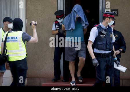 Des membres de la police régionale catalane Mossos d'Esquadra escortent un suspect (C) lors d'une opération de lutte contre le terrorisme à Barcelone, sur 14 juillet 2020. (Photo par Albert Llop/NurPhoto) Banque D'Images