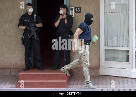 Des membres de la police régionale catalane, Mossos d'Esquadra, se tiennent en garde lors d'une opération de lutte contre le terrorisme à Barcelone, sur 14 juillet 2020. La police catalane, les Mossos d'Esquadra, a arrêté deux personnes. Ce sont les deux principaux objectifs de l'opération, supervisés par le tribunal central d'instruction numéro 6 de la haute Cour espagnole. (Photo par Albert Llop/NurPhoto) Banque D'Images