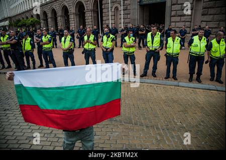 Des milliers de personnes sont rassemblées dans la capitale bulgare de Sofia pour protester contre la corruption en Bulgarie. Des manifestations anti-gouvernementales ont lieu dans certaines des plus grandes villes de Bulgarie contre le Premier ministre Boyko Borissov, le gouvernement en place et le procureur en chef. Des personnes portent des signes contre la mafia et la corruption en Bulgarie, Sofia, Bulgarie sur 14 juillet 2020. (Photo de Hristo Rusev/NurPhoto) Banque D'Images