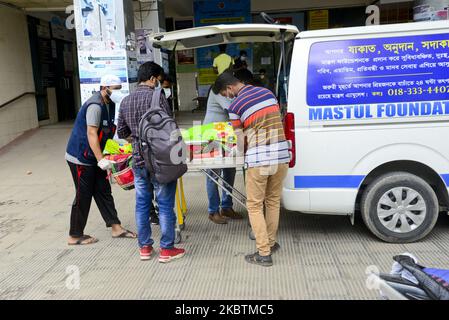 Un volontaire de la Fondation Mastul transporte un corps mort de Covid-19 à l'hôpital du Collège médical de Dhaka à Dhaka, au Bangladesh, sur 15 juillet 2020. (Photo par Mamunur Rashid/NurPhoto) Banque D'Images