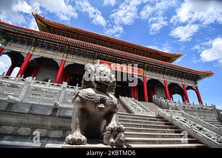 Un lion fait de roche chinoise devant l'escalier jusqu'au temple principal de Wat Borom Racha Kanjanapisek Anoulorn (Wat Leng Noei Yi 2) temple chinois dans la province de Nonthaburi, en Thaïlande, sur 15 juillet 2020. (Photo de Vachira Vachira/NurPhoto) Banque D'Images