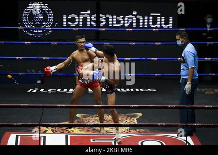 Les boxeurs de Muaythai se battent devant des sièges de spectateurs vides derrière des portes fermées en raison de la propagation de la maladie du coronavirus (COVID-19) au stade Rajadamnern à Bangkok, Thaïlande, 15 juin 2020. (Photo par Anusak Laowilas/NurPhoto) Banque D'Images