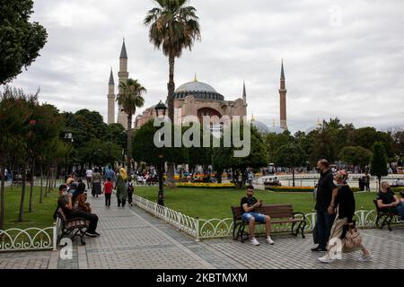 Personnes visitant Sainte-Sophie vue sur 15 juillet 2020 à Istanbul, Turquie. Le Conseil d'État, le plus haut organe administratif de la Turquie, a révoqué le statut de musée de Sainte-Sophie au sixième siècle, ouvrant la voie à son retour en mosquée. Le président a annoncé sa décision vendredi après la décision du tribunal et le monument a été fermé depuis, mais de nombreuses personnes ont visité le site et pris des photos avec les drapeaux turcs à l'occasion de l'anniversaire de la tentative de coup d'État militaire de 15 juillet en Turquie. (Photo par Erhan Demirtas/NurPhoto) Banque D'Images