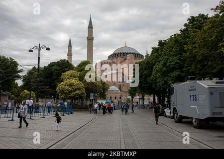 Personnes visitant Sainte-Sophie vue sur 15 juillet 2020 à Istanbul, Turquie. Le Conseil d'État, le plus haut organe administratif de la Turquie, a révoqué le statut de musée de Sainte-Sophie au sixième siècle, ouvrant la voie à son retour en mosquée. Le président a annoncé sa décision vendredi après la décision du tribunal et le monument a été fermé depuis, mais de nombreuses personnes ont visité le site et pris des photos avec les drapeaux turcs à l'occasion de l'anniversaire de la tentative de coup d'État militaire de 15 juillet en Turquie. (Photo par Erhan Demirtas/NurPhoto) Banque D'Images