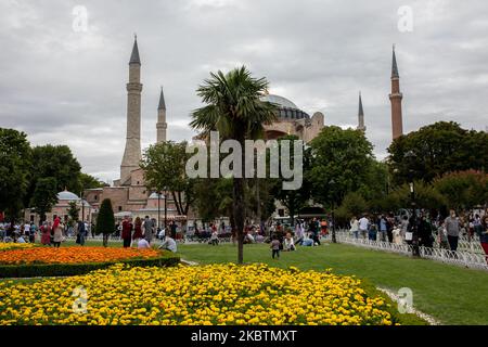 Personnes visitant Sainte-Sophie vue sur 15 juillet 2020 à Istanbul, Turquie. Le Conseil d'État, le plus haut organe administratif de la Turquie, a révoqué le statut de musée de Sainte-Sophie au sixième siècle, ouvrant la voie à son retour en mosquée. Le président a annoncé sa décision vendredi après la décision du tribunal et le monument a été fermé depuis, mais de nombreuses personnes ont visité le site et pris des photos avec les drapeaux turcs à l'occasion de l'anniversaire de la tentative de coup d'État militaire de 15 juillet en Turquie. (Photo par Erhan Demirtas/NurPhoto) Banque D'Images