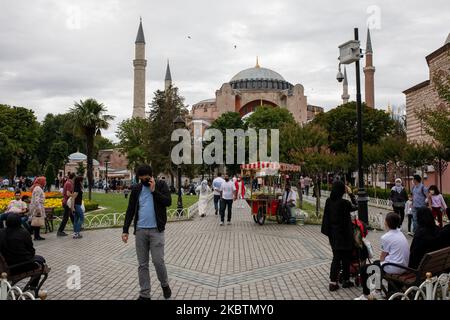 Personnes visitant Sainte-Sophie vue sur 15 juillet 2020 à Istanbul, Turquie. Le Conseil d'État, le plus haut organe administratif de la Turquie, a révoqué le statut de musée de Sainte-Sophie au sixième siècle, ouvrant la voie à son retour en mosquée. Le président a annoncé sa décision vendredi après la décision du tribunal et le monument a été fermé depuis, mais de nombreuses personnes ont visité le site et pris des photos avec les drapeaux turcs à l'occasion de l'anniversaire de la tentative de coup d'État militaire de 15 juillet en Turquie. (Photo par Erhan Demirtas/NurPhoto) Banque D'Images