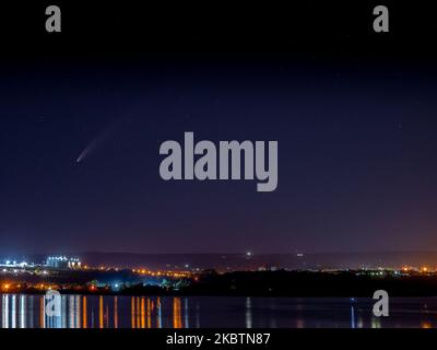 C/2020 F3 NEOWISE ou Comet NEOWISE est vu au-dessus du ciel de nuit du remorquage de la mer Noire de Varna, environ 450 kms (260 miles) au nord-est de la capitale bulgare Sofia. Comet NEOWISE est une comète rétrograde avec une orbite quasi parabolique découverte sur 27 mars 2020 par les astronomes utilisant le télescope spatial NEOWISE. À cette époque, il s'agissait d'une comète de 10th magnitude, située à 2 au du Soleil et à 1,7 au de la Terre. (Photo par Petar Petrov /impact Press Group/NurPhoto) Banque D'Images
